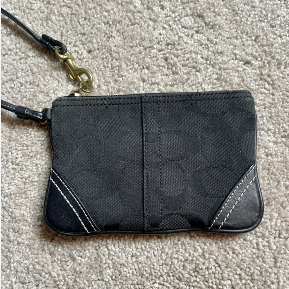 Coach Wristlet ! - Picture 1 of 4